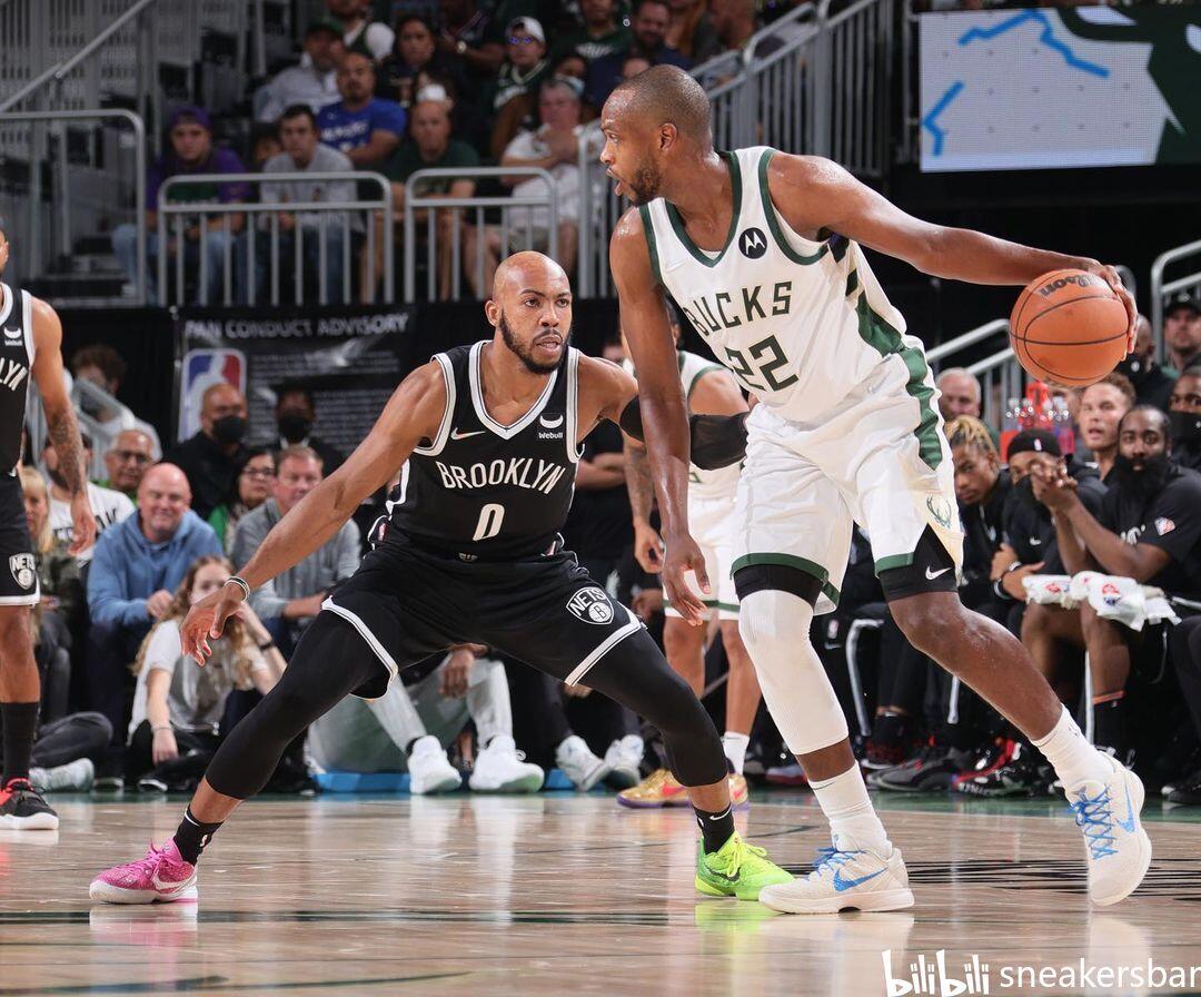 边后卫出球 边后卫出球